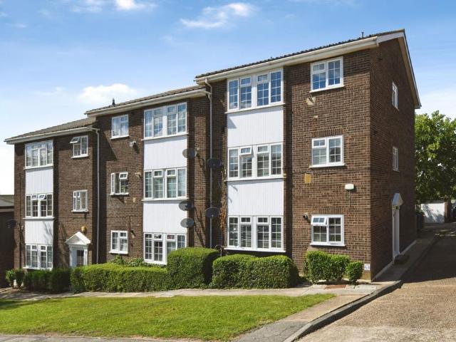 Flat for sale in South Benfleet, Essex