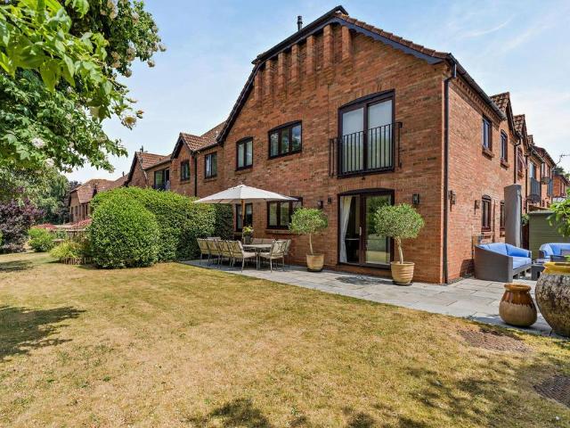 Flat for sale in Bromsgrove, Worcestershire
