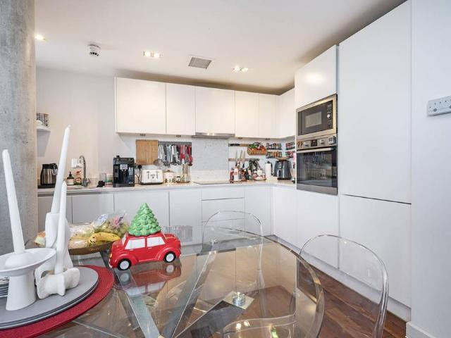 Flat for sale in Suttons Wharf, Mile End