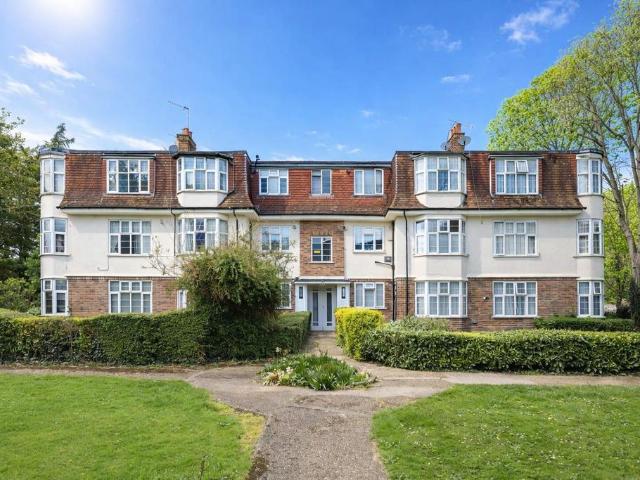 Flat for sale in Chingford, Greater London