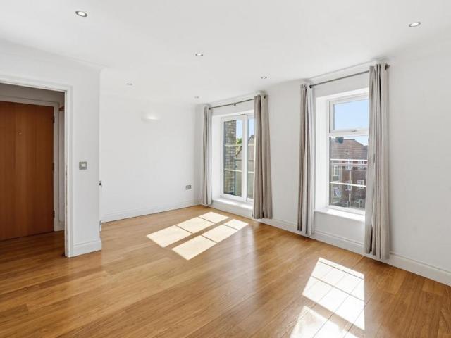Flat for sale in Crystal Palace, Greater London