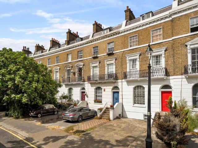 Flat for sale in Stockwell, Greater London
