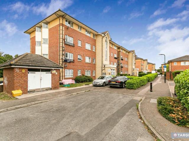 Flat for sale in Lower Edmonton, Greater London