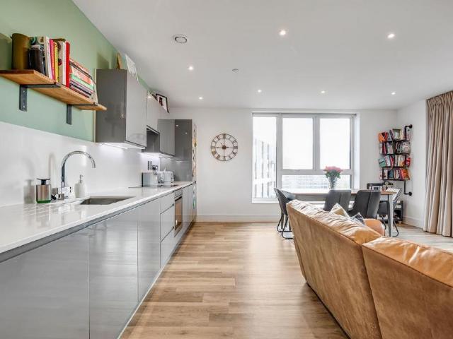 Flat for sale in Battersea, Greater London
