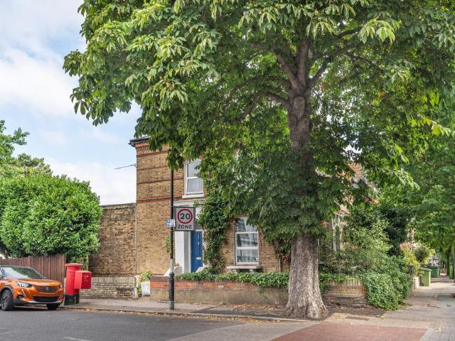 Flat for sale in East Dulwich, Greater London