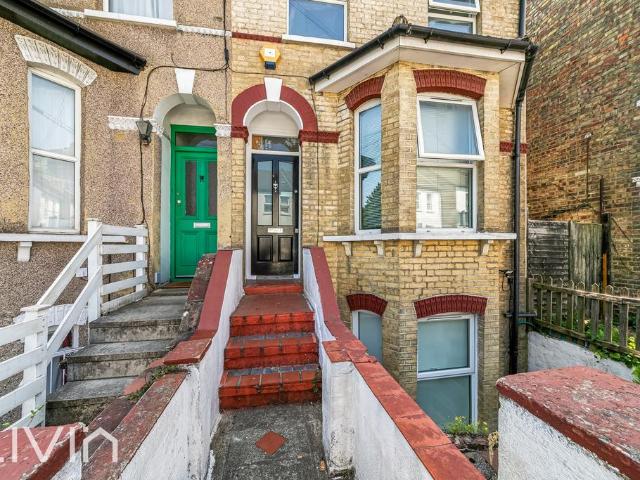 Flat for sale in London Borough of Croydon, Selhurst