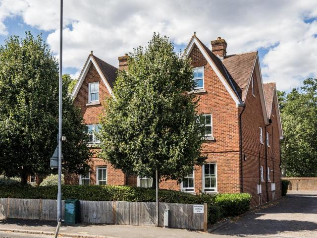 Flat for sale in Kingston Vale, Greater London