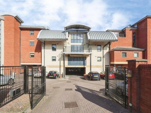 Flat for sale in Diglis, Worcestershire