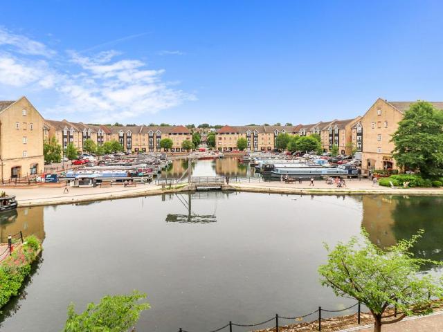Flat for sale in Pouchen End, Hertfordshire