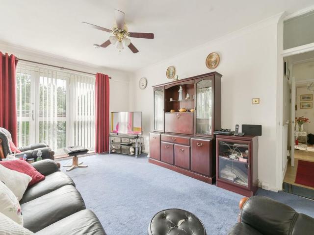 Flat for sale in London Borough of Ealing, Perivale