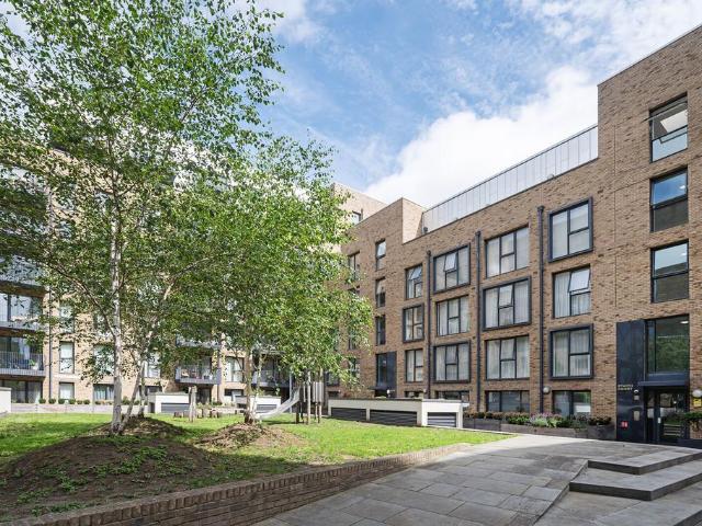 Flat for sale in Bromley-by-Bow, Bow