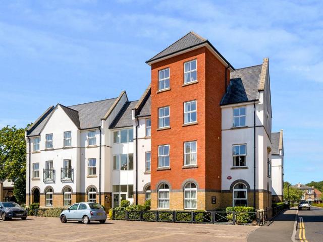 Flat for sale in Caterham on the Hill, Hillview