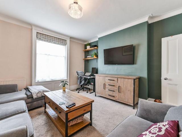 Flat for sale in Kentish Town, Greater London