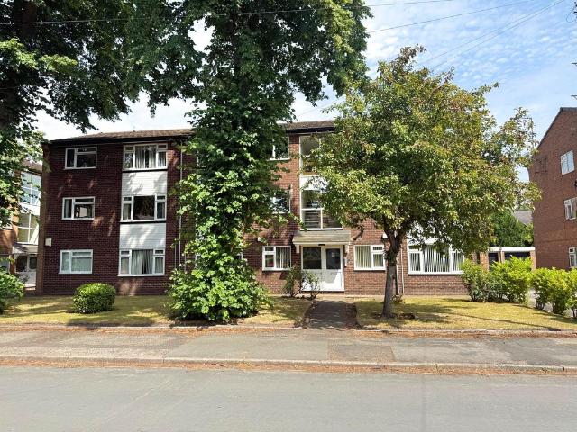 Flat for sale in Sale, Trafford