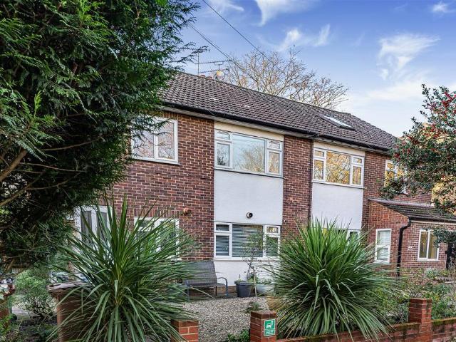 Flat for sale in Hale End, Greater London