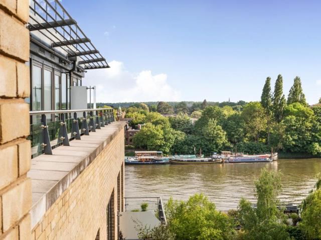 Flat for sale in London Borough of Hounslow, Strand