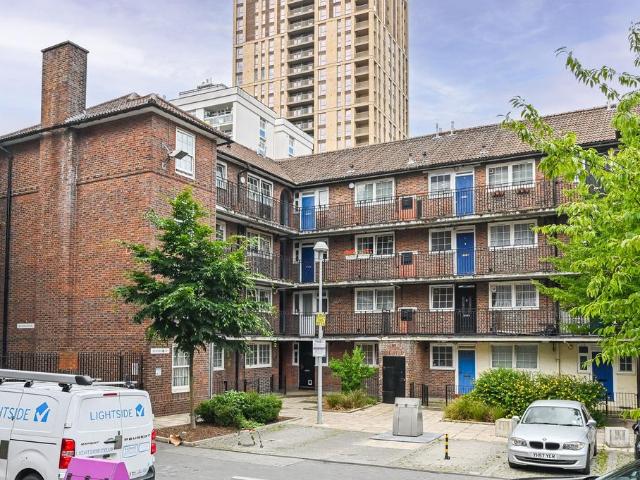 Flat for sale in Bromley-by-Bow, Bow