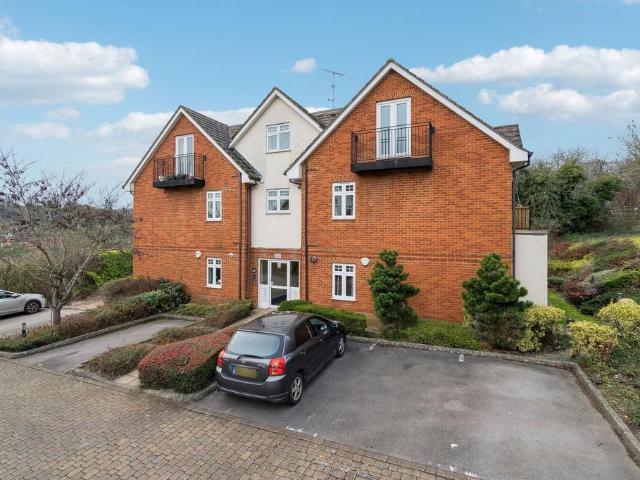 Flat for sale in Chepping Wycombe, Loudwater