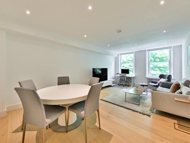Flat for sale in Earl's Court, Greater London
