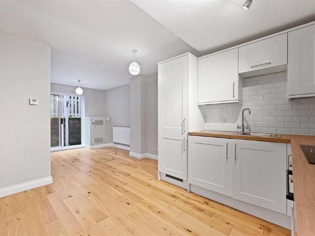 Flat for sale in Hammersmith, Greater London