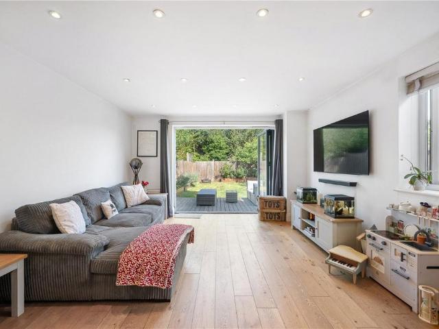 Flat for sale in Elmers End, Greater London
