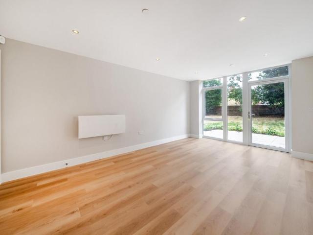 Flat for sale in Streatham Hill, Greater London