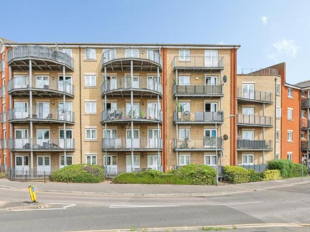 Flat for sale in Grays, Essex