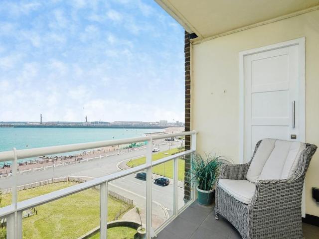 Flat for sale in Clarendon, Ash