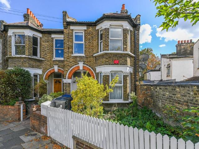 Flat for sale in London Borough of Ealing, Greater London