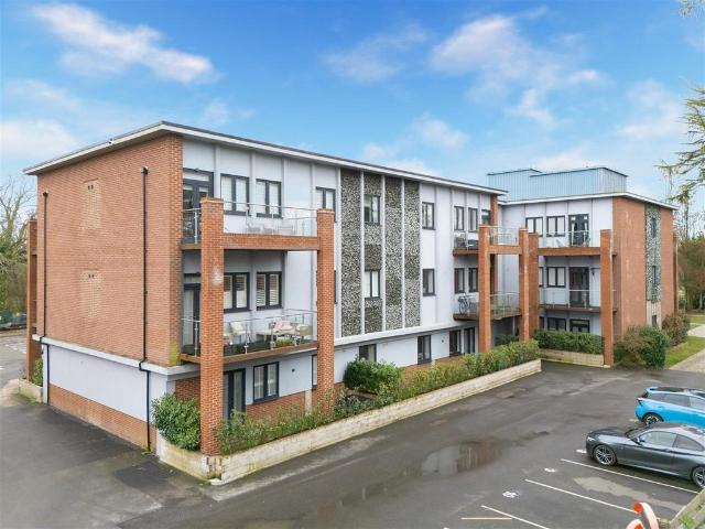 Flat for sale in Pilgrims' Hatch, Navestock Side