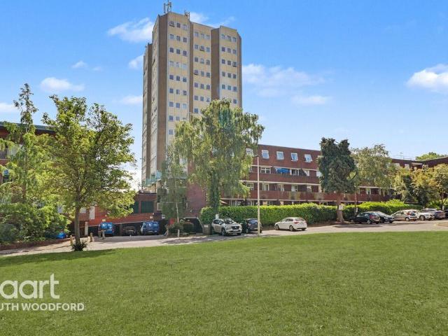Flat for sale in Woodford, Greater London