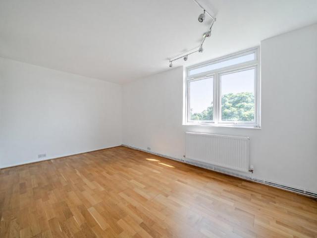 Flat for sale in London Borough of Hounslow, Greater London