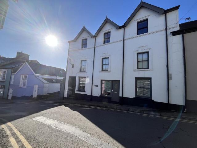 Flat for sale in Llandeilo, Wales