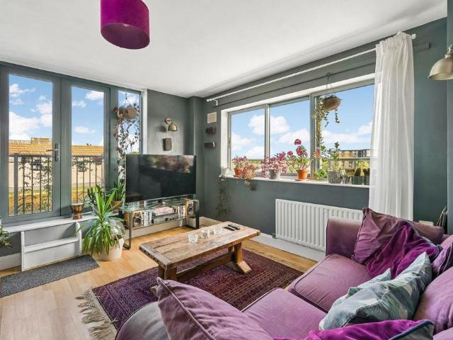 Flat for sale in London Borough of Islington, Greater London