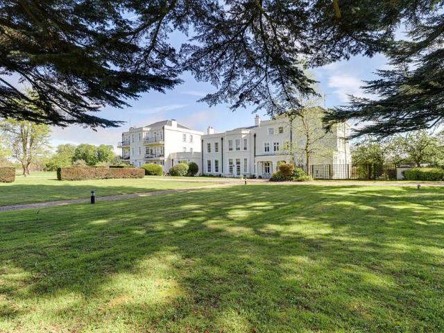 Flat for sale in Tyttenhanger, Five Acres
