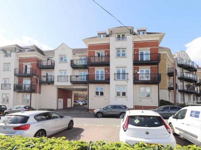 Flat for sale in Monks Orchard, Kent