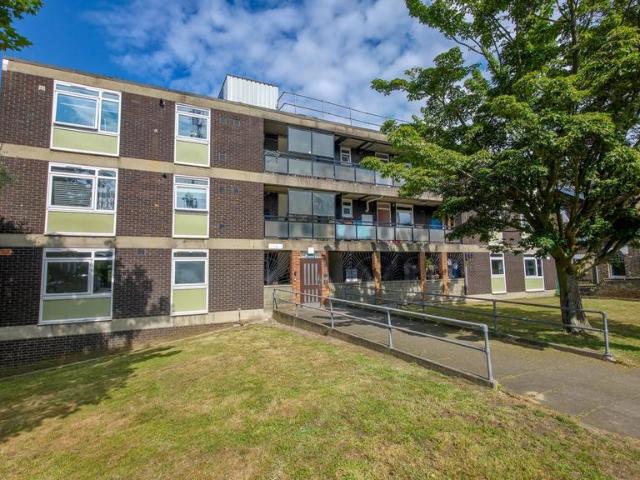 Flat for sale in Shooters Hill, Greater London