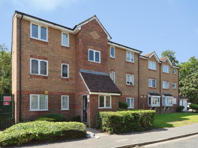Flat for sale in Seven Kings, Greater London