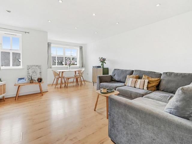 Flat for sale in Furzedown, Greater London