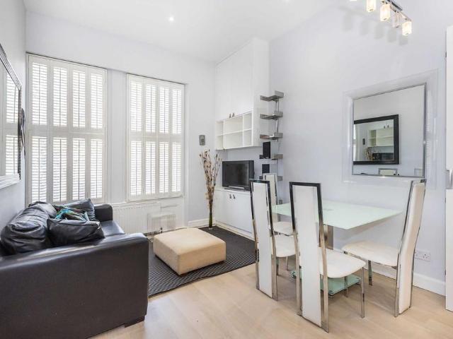 Flat for sale in Earl's Court, Greater London