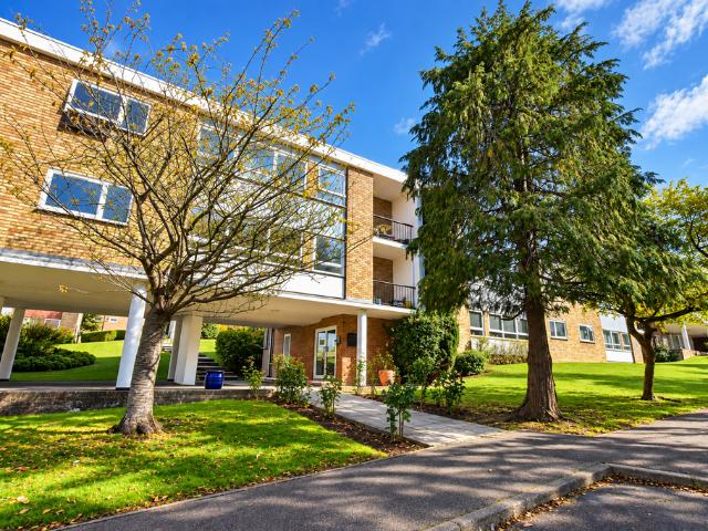 Flat for sale in Bushey Heath, Hertsmere