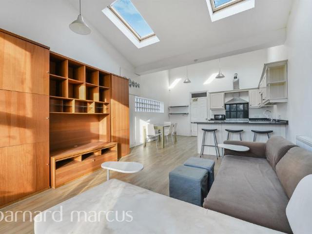 Flat for sale in Furzedown, Greater London