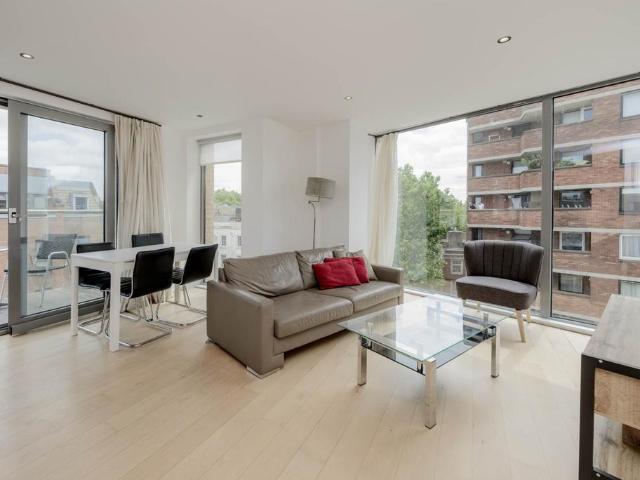 Flat for sale in Victoria, Greater London