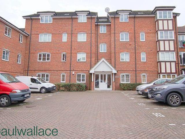 Flat for sale in Broxbourne, Hertfordshire