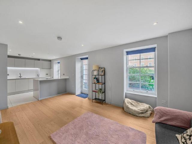 Flat for sale in Hammersmith, Greater London