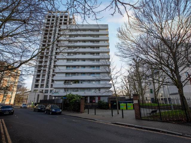 Flat for sale in Clapham Junction, Greater London