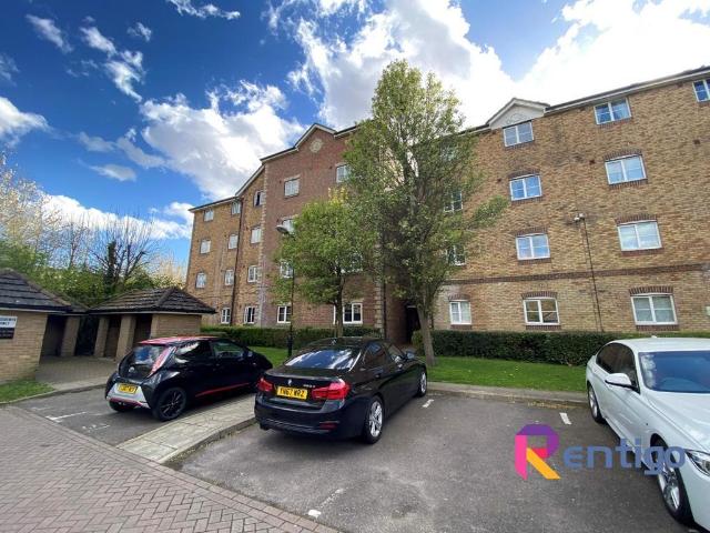 Flat for sale in Purfleet, Essex