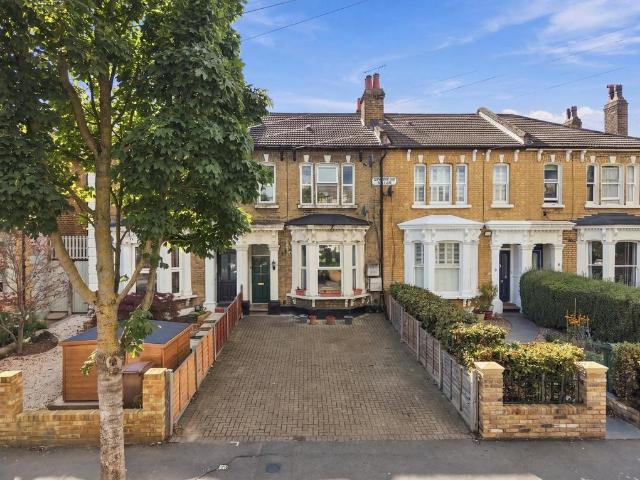 Flat for sale in London Borough of Waltham Forest, Greater London