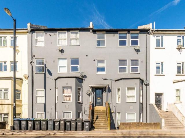 Flat for sale in London Borough of Croydon, South Norwood