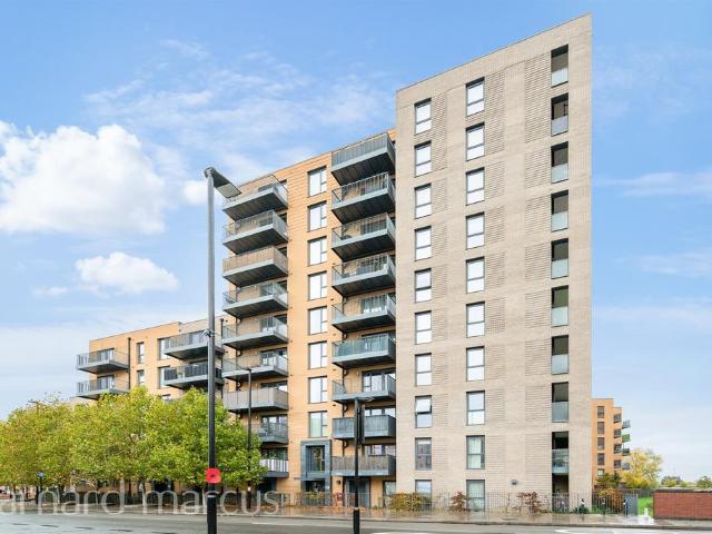 Flat for sale in London Borough of Hounslow, Feltham